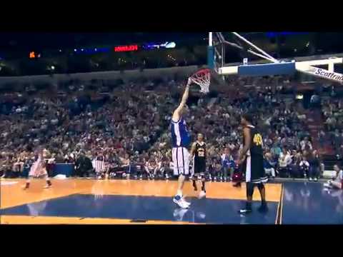World’s Tallest Basketball Player Dunks Without Jumping