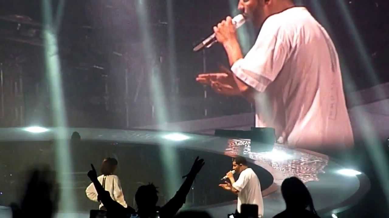 Drake & Rihanna Get Close On Stage In Paris