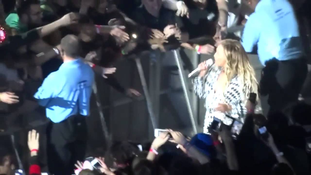 Fan Throws Wig At Beyonce During Concert