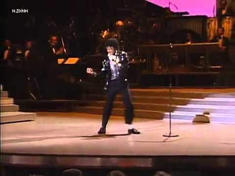 In Memory Of Michael Jackson’s Birthday: Billie Jean Performance In 1983 (First Moonwalk)