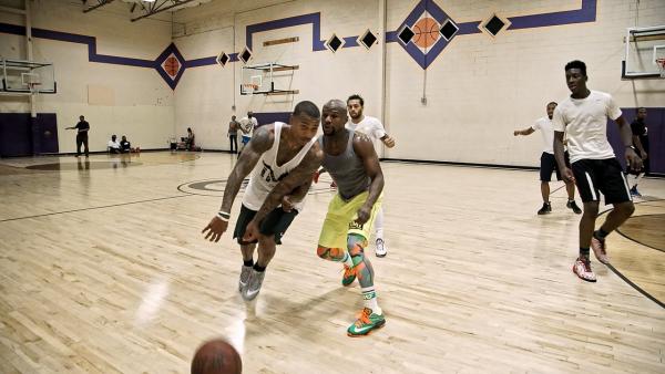 NBA Point Guard Isaiah Thomas Defeats Floyd Mayweather In Pick-Up Basketball